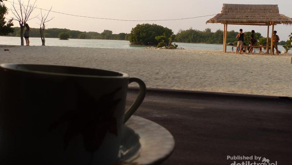 Pantai Pasir Perawan Terindah di Utara Jakarta Pantai Pasir Perawan Terindah di Utara Jakarta