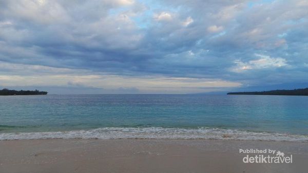 Pantai Pasir Putih Manokwari yang Mencuri Hati