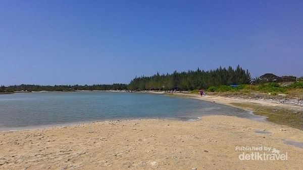Pantai Pasir Putih yang Cantik di Tuban