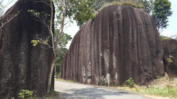 Pantai Romodong di Bangka, Ada di Balik 2 Batu Raksasa