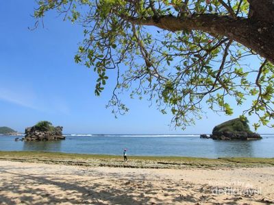 Pantai Seindah Ini Ada di Malang
