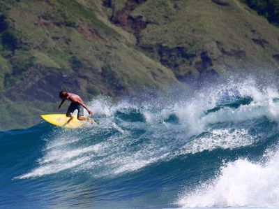 Pantai Sekongkang, Ombak Yoyo-nya Memanjakan Peselancar dan Fotografer