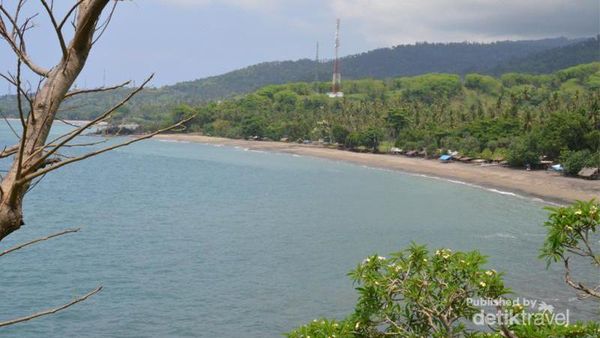 Pantai Senggigi yang Membuah Hati Ceria
