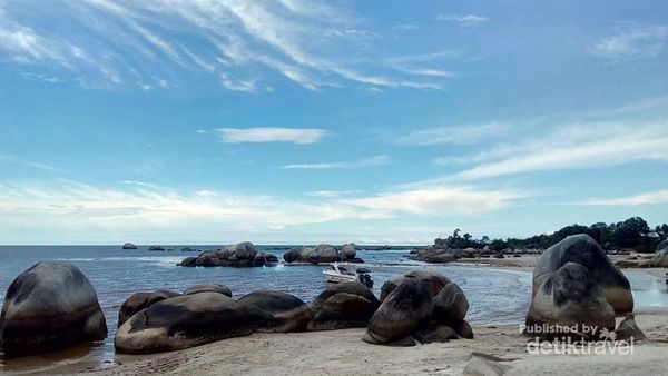 Pantai Tanjung Tinggi Bikin Laskar Gerhana Jatuh Cinta