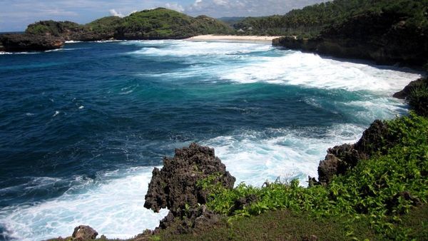Pantai Watu Karung, Satu Lagi Spot Surfing Favorit di Jatim