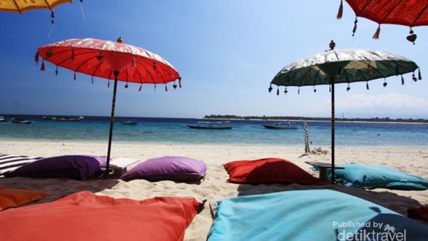 Papan Selancar Melayang di Gili Trawangan