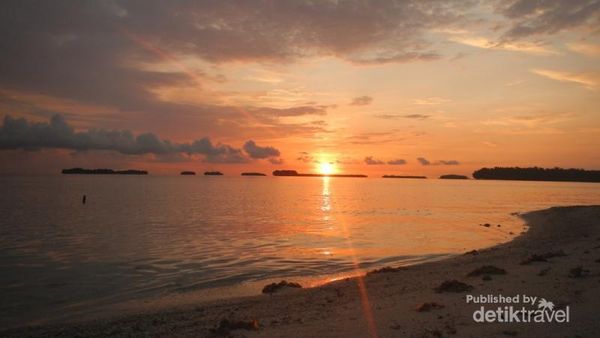 Papatheo, Pulau dengan Sunset Menawan di Kepulauan Seribu