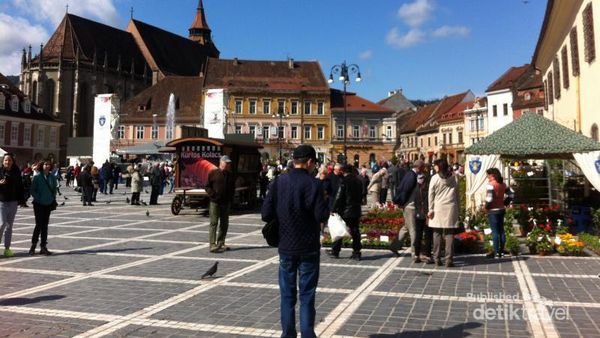 Parade Pemuda Ganteng Berkuda di Rumania