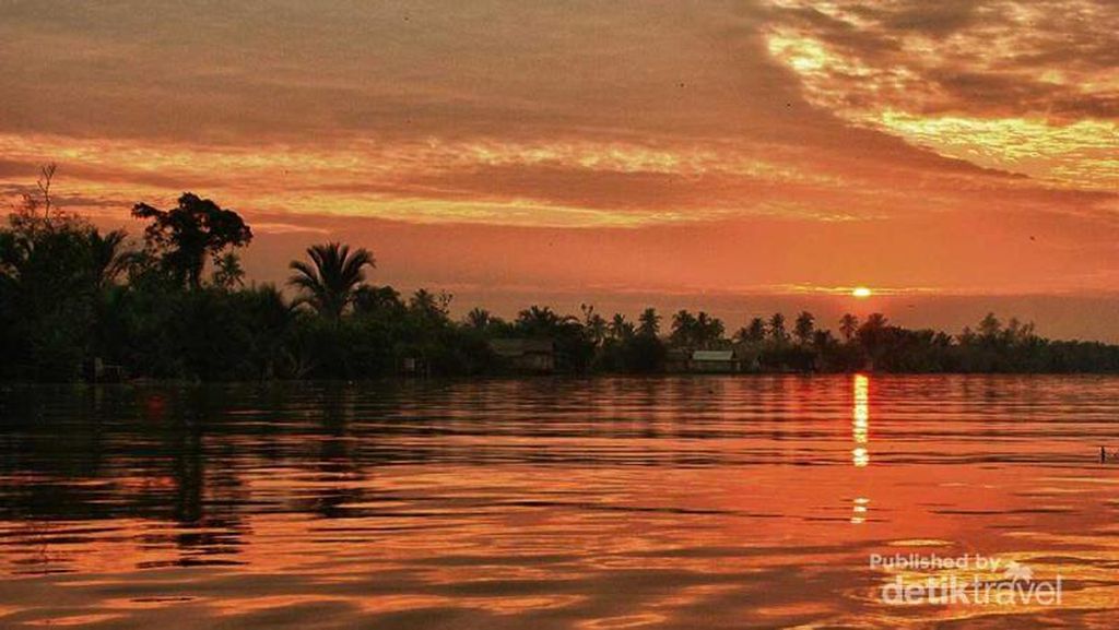 Pasar Apung di Banjarmasin yang Terkenal Sampai Mancanegara Pasar Apung di Banjarmasin yang Terkenal Sampai Mancanegara