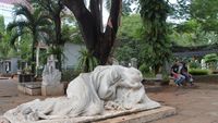 Patung Berwajah Sendu di Museum Taman Prasasti