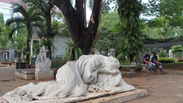 Patung Berwajah Sendu di Museum Taman Prasasti