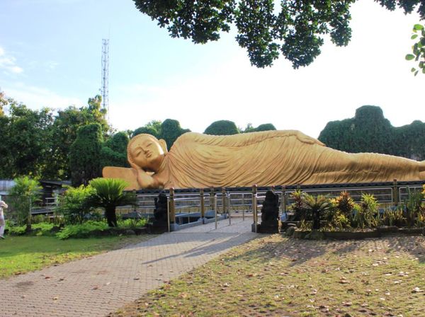 Patung Buddha Tidur Terbesar Ketiga Sedunia Ada di Mojokerto