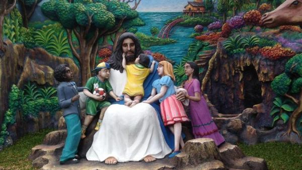 Patung-patung Artistik di Gereja India Medan