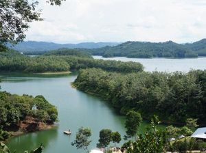 Pemandangan Cantik dari Danau PLTA di Riau