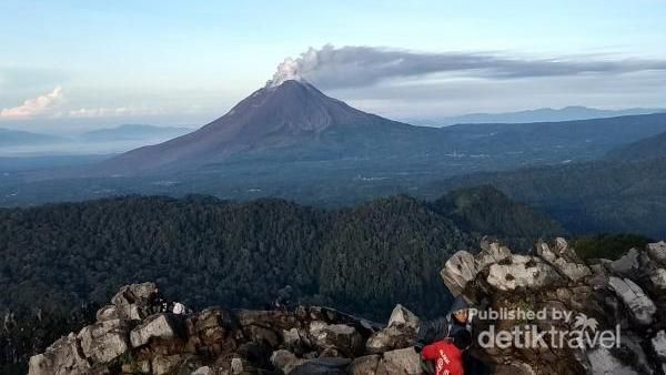 Pemandangan Indah dari Puncak Sibayak