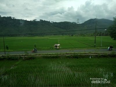 Pemandangan Jalur Kereta Banjar-Kroya yang Bikin Kangen