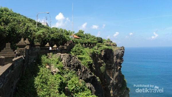 Pemandangan Spektakuler dari Pura Uluwatu, Bali