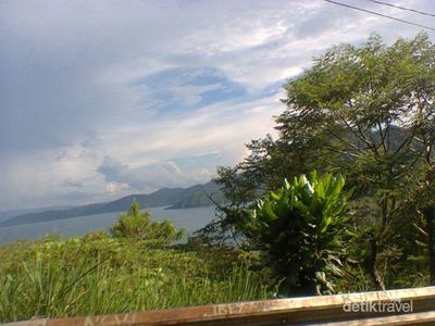 Pemandangan Tepi Danau Sentani di Papua