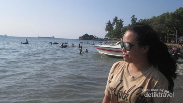 Pemandangan Unik di Pantai Suralaya, Kapal Lalu Lalang