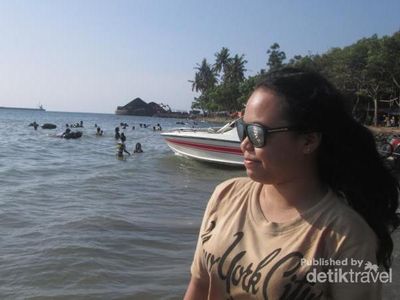 Pemandangan Unik di Pantai Suralaya, Kapal Lalu Lalang