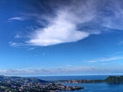 Penampakan Awan Berbentuk Burung Cenderawasih di Papua