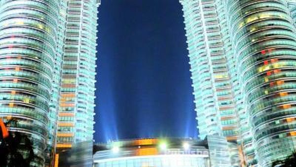 Penampakan Menara Petronas, Pagi Sampai Malam