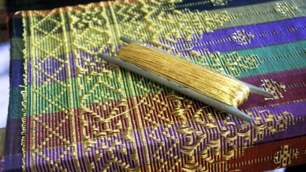 Perempuan Di Balik Songket