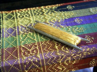 Perempuan Di Balik Songket