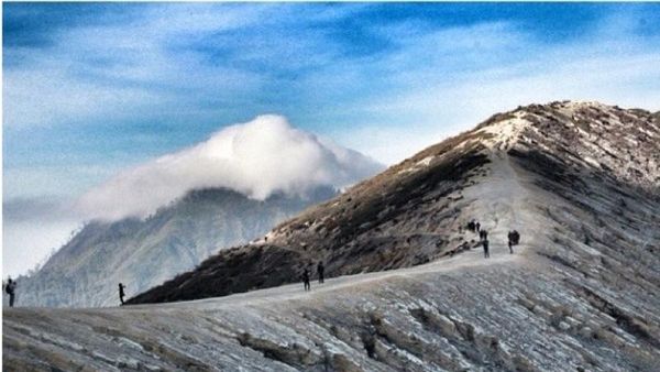 Perjuangan Para Penambang Belerang di Kawah Ijen