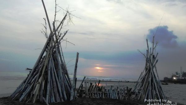 Pesona Batu Belig, Pantai Asyik Buat Nongkrong di Bali