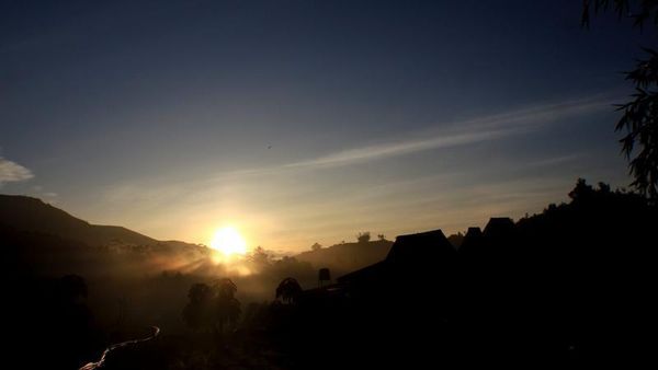Pesona Dieng Saat Fajar Menyingsing