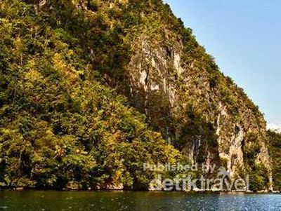 Pesona Dinding Sawai yang Berdiri Gagah di Maluku