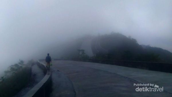 Pesona Gunung Kelud Saat Hujan