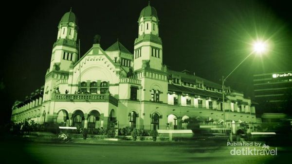 Pesona Lawang Sewu di Malam Hari