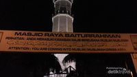 Pesona Masjid Raya Baiturrahman Aceh di Malam Hari