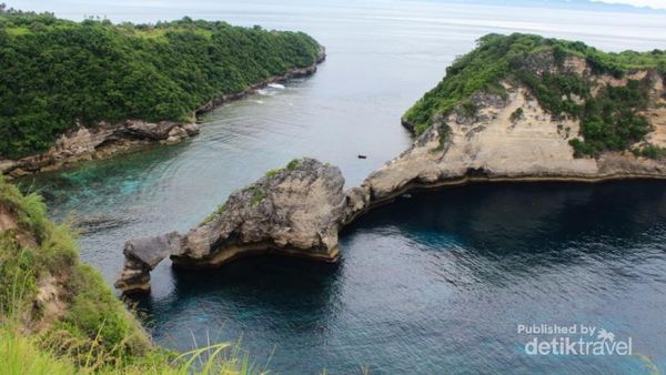 Pesona Pantai Atuh di Nusa Penida
