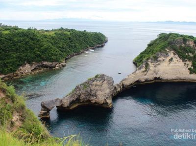 Pesona Pantai Atuh di Nusa Penida