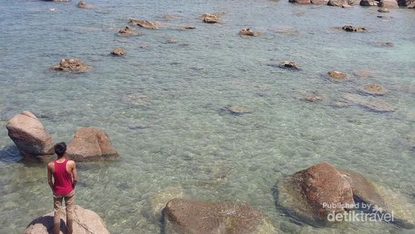 Pesona Pantai Tanjung Besar di Pulau Bangka