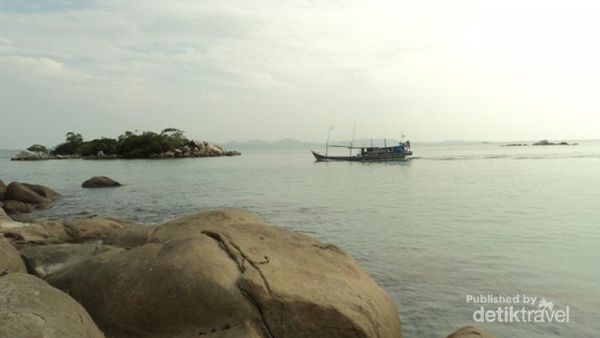 Pesona Pantai Tanjung Kerasak Bangka di Pagi Hari