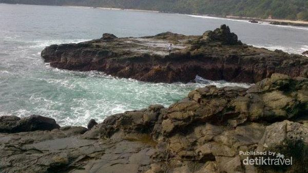 Pesona Pantai Wediombo di Gunungkidul