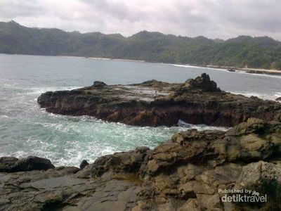 Pesona Pantai Wediombo di Gunungkidul
