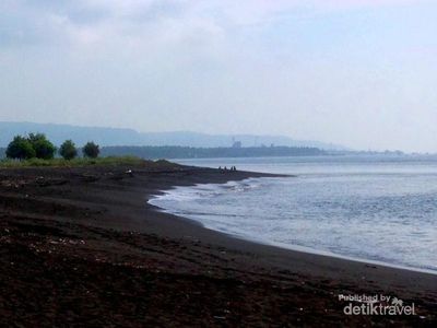 Pesona Pasir Hitam di Pantai Boom, Banyuwangi