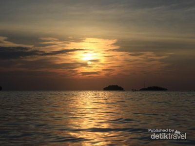 Pesona Sunrise di Pantai Utara Jakarta