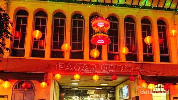 Pocong & Ratusan Lampion di Solo