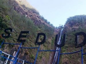 Potret Air Terjun Sedudo yang Terkenal Mistis