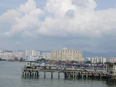 Potret Birunya Laut Penang