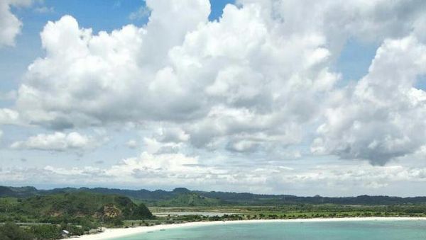 Potret Bukit Merese yang Ciamik di Lombok
