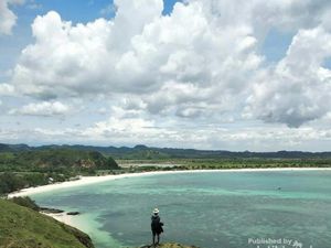 Potret Bukit Merese yang Ciamik di Lombok