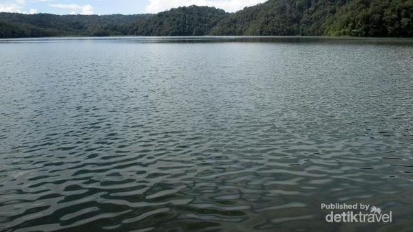 Potret Danau di Kaki Gunung Sinabung