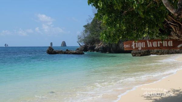 Potret Eksotisme Pantai Tiga Warna di Malang